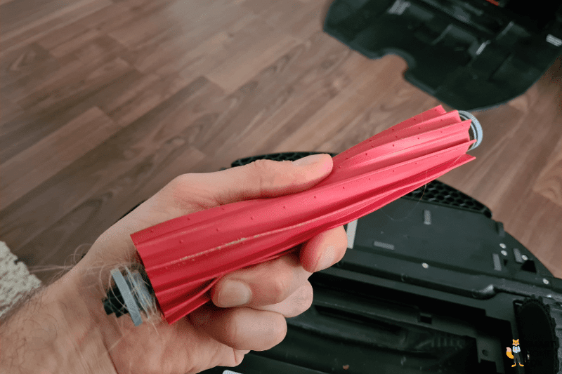 Die robuste Gummibürste des Roborock S7 MaxV Ultra wird mit den Fingern eingedrückt